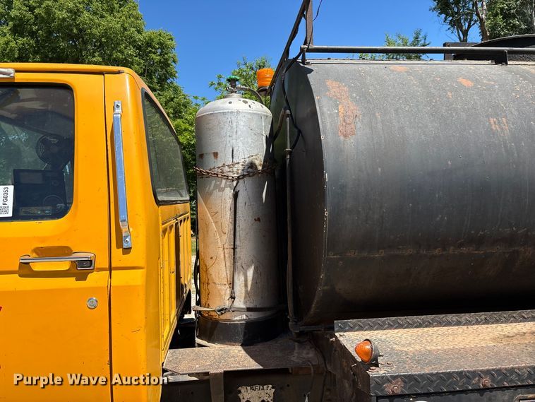 image for item FG0353 1990 Ford F800 oil distributor truck