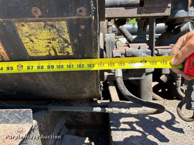image for item FG0353 1990 Ford F800 oil distributor truck