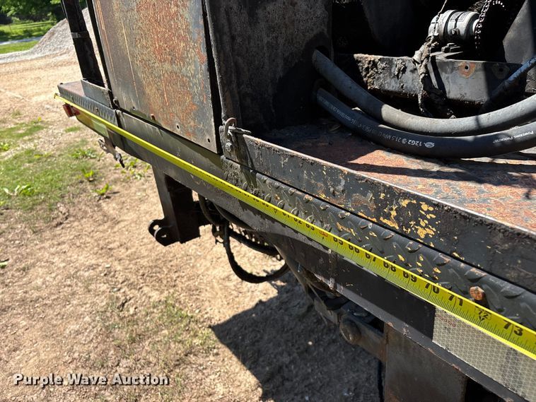 image for item FG0353 1990 Ford F800 oil distributor truck