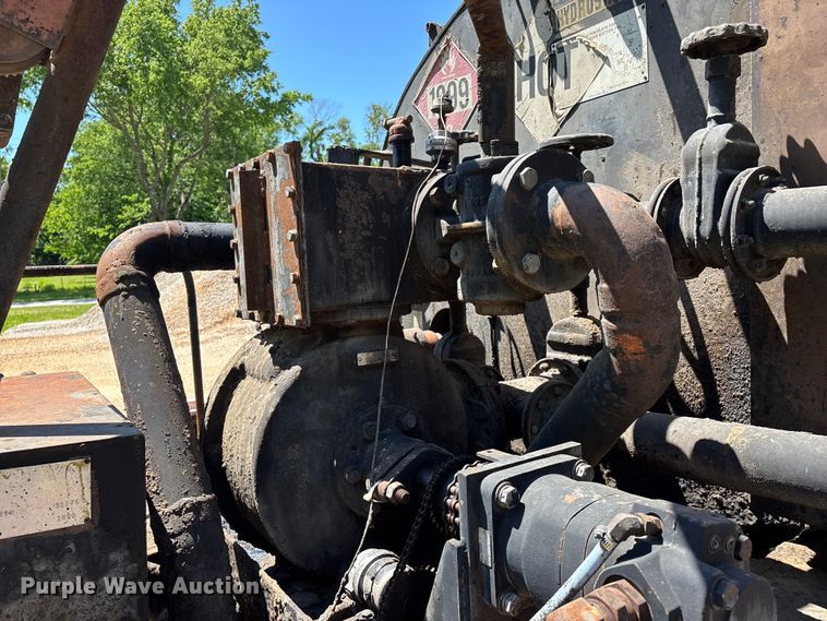 image for item FG0353 1990 Ford F800 oil distributor truck