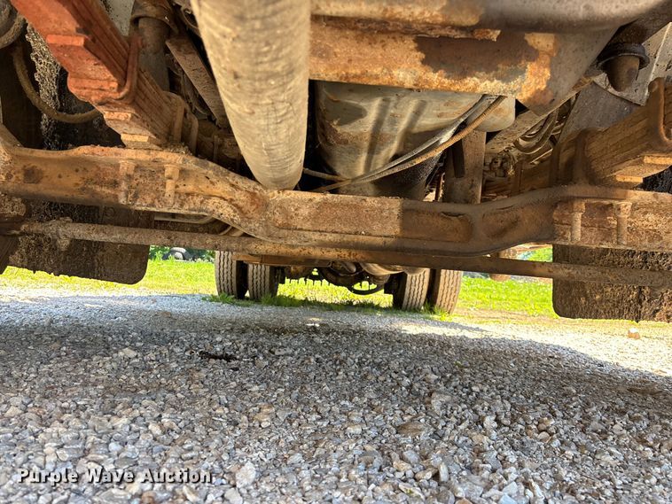 image for item FG0353 1990 Ford F800 oil distributor truck