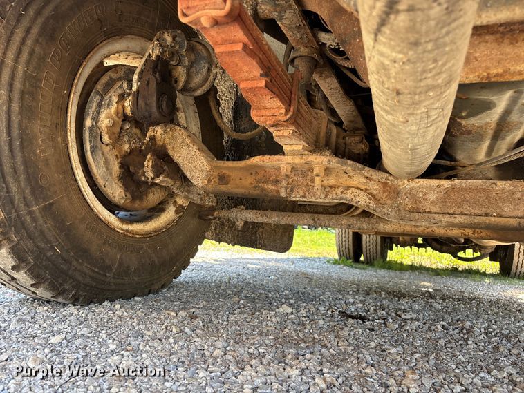 image for item FG0353 1990 Ford F800 oil distributor truck