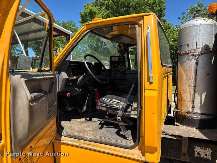 image for item FG0353 1990 Ford F800 oil distributor truck