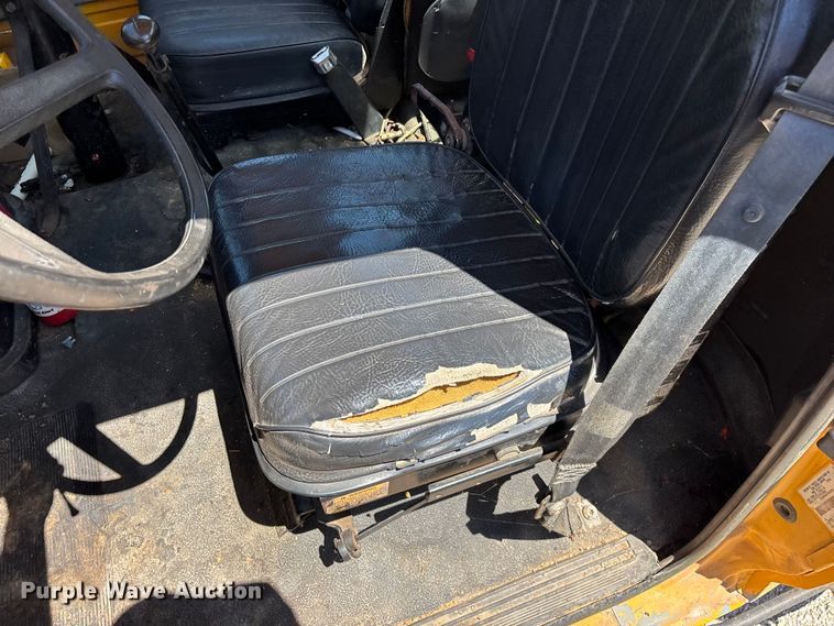 image for item FG0353 1990 Ford F800 oil distributor truck