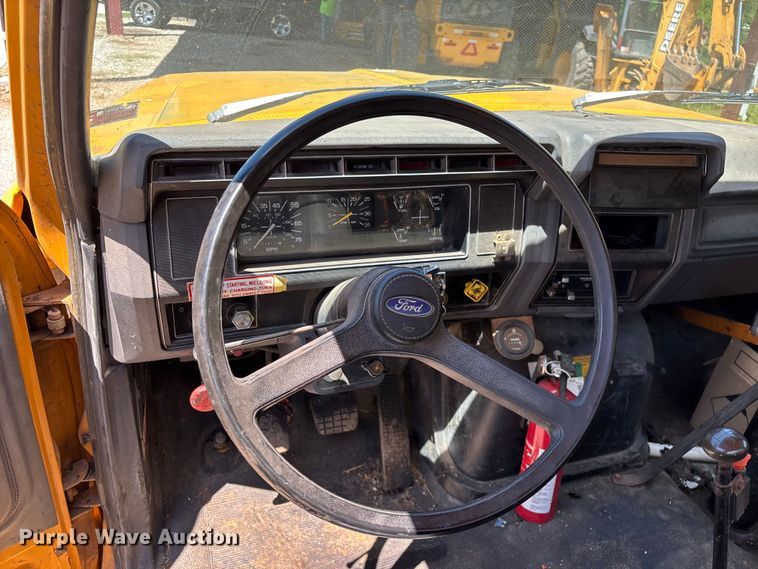 image for item FG0353 1990 Ford F800 oil distributor truck