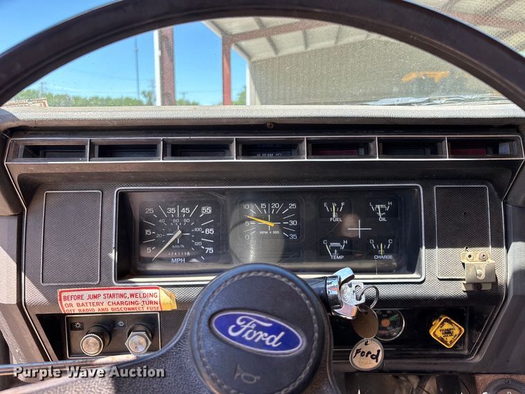 image for item FG0353 1990 Ford F800 oil distributor truck