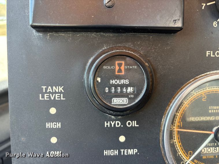 image for item FG0353 1990 Ford F800 oil distributor truck