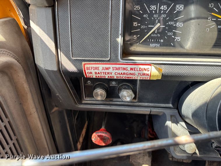 image for item FG0353 1990 Ford F800 oil distributor truck