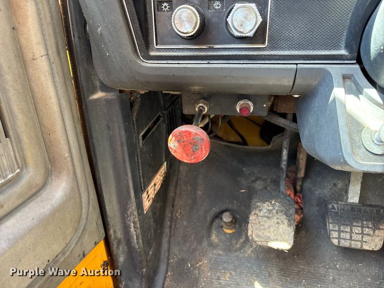 image for item FG0353 1990 Ford F800 oil distributor truck