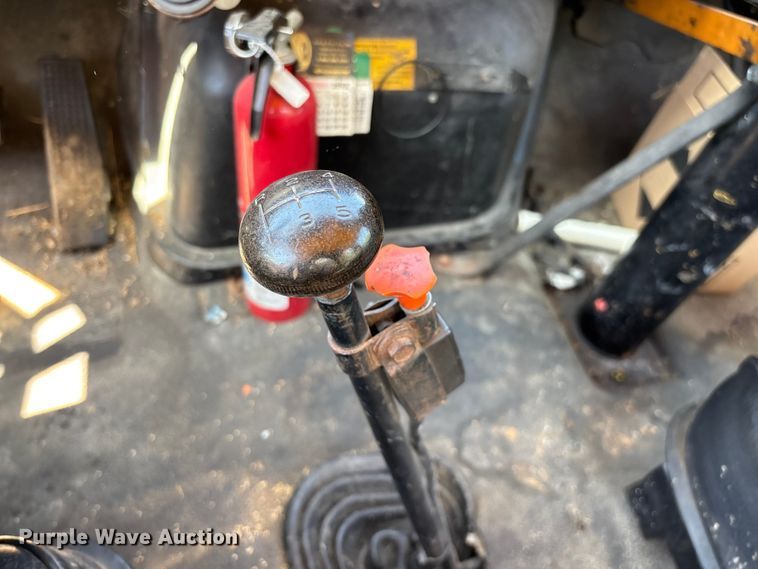 image for item FG0353 1990 Ford F800 oil distributor truck