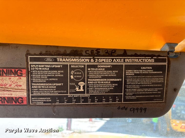 image for item FG0353 1990 Ford F800 oil distributor truck