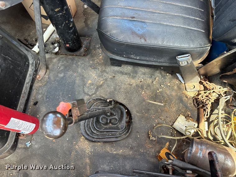 image for item FG0353 1990 Ford F800 oil distributor truck