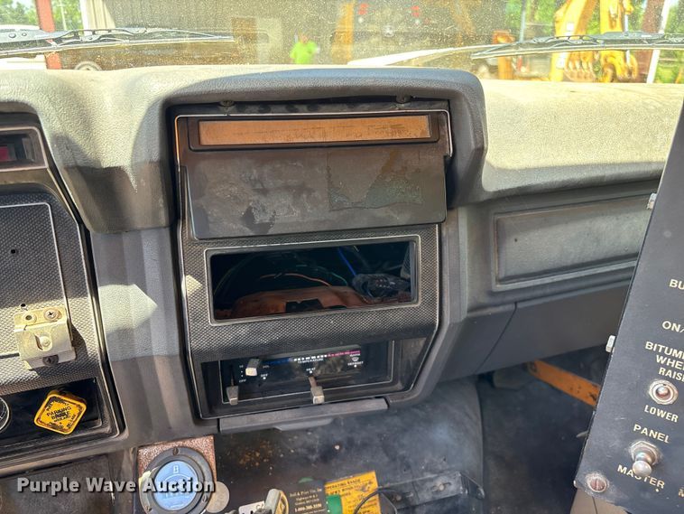 image for item FG0353 1990 Ford F800 oil distributor truck