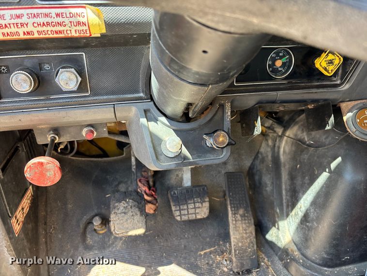 image for item FG0353 1990 Ford F800 oil distributor truck