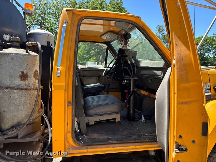 image for item FG0353 1990 Ford F800 oil distributor truck