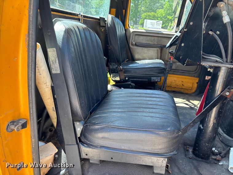 image for item FG0353 1990 Ford F800 oil distributor truck