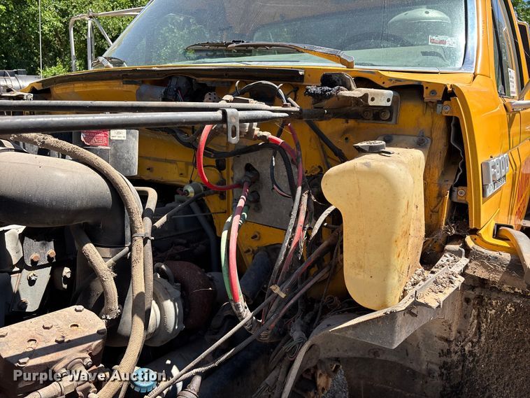 image for item FG0353 1990 Ford F800 oil distributor truck