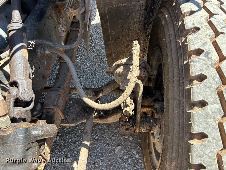 image for item FG0353 1990 Ford F800 oil distributor truck