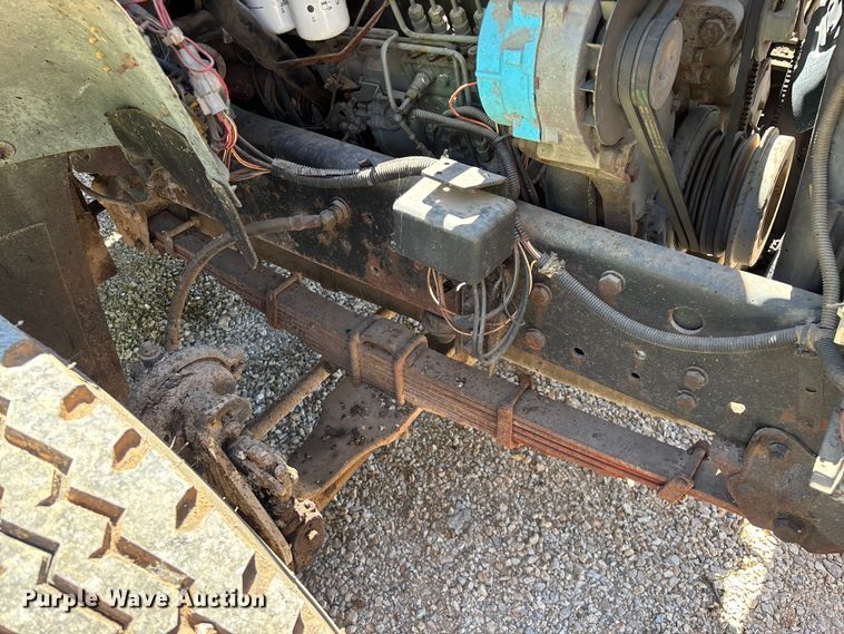image for item FG0353 1990 Ford F800 oil distributor truck