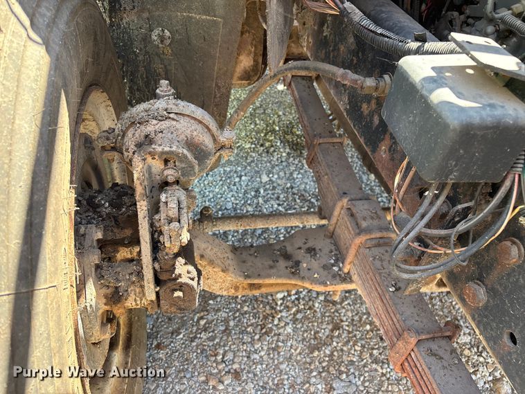 image for item FG0353 1990 Ford F800 oil distributor truck
