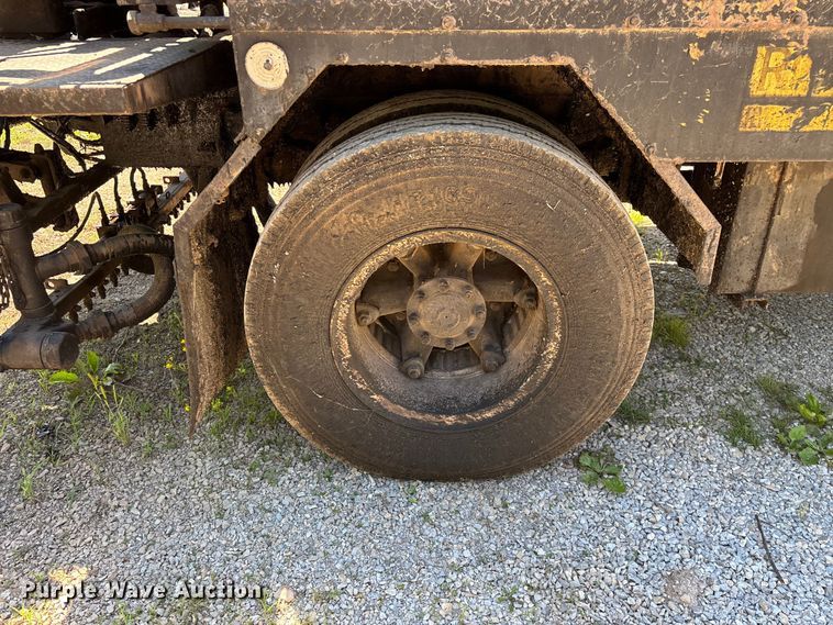image for item FG0353 1990 Ford F800 oil distributor truck