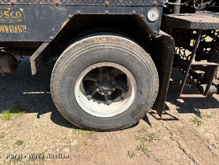image for item FG0353 1990 Ford F800 oil distributor truck