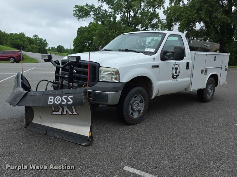 2006 Ford F250 Super Duty XL utility bed pickup truck