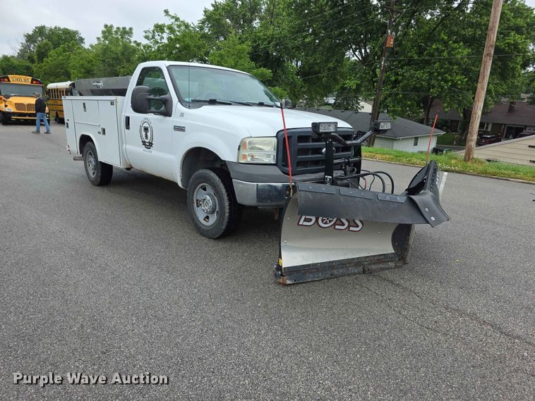 image for item FH6067 2006 Ford F250 Super Duty XL utility bed pickup truck