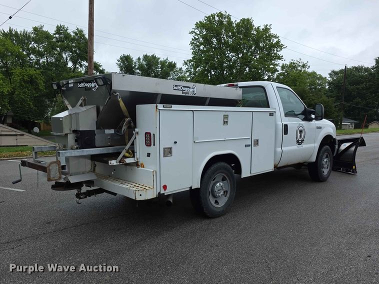 image for item FH6067 2006 Ford F250 Super Duty XL utility bed pickup truck