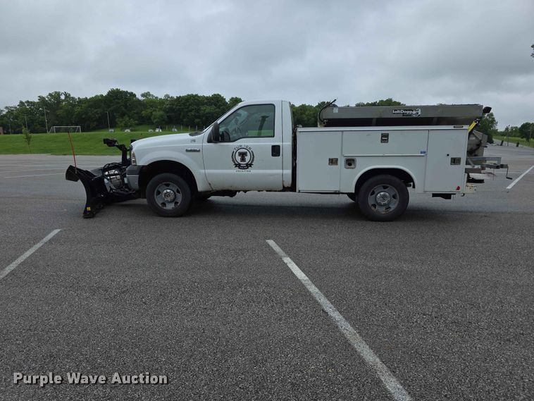 image for item FH6067 2006 Ford F250 Super Duty XL utility bed pickup truck