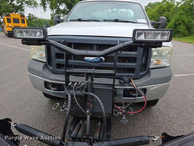 image for item FH6067 2006 Ford F250 Super Duty XL utility bed pickup truck