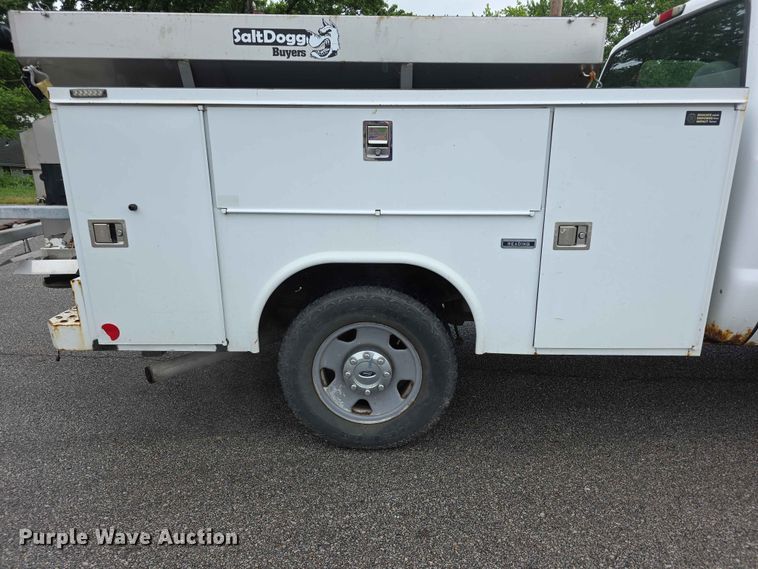 image for item FH6067 2006 Ford F250 Super Duty XL utility bed pickup truck