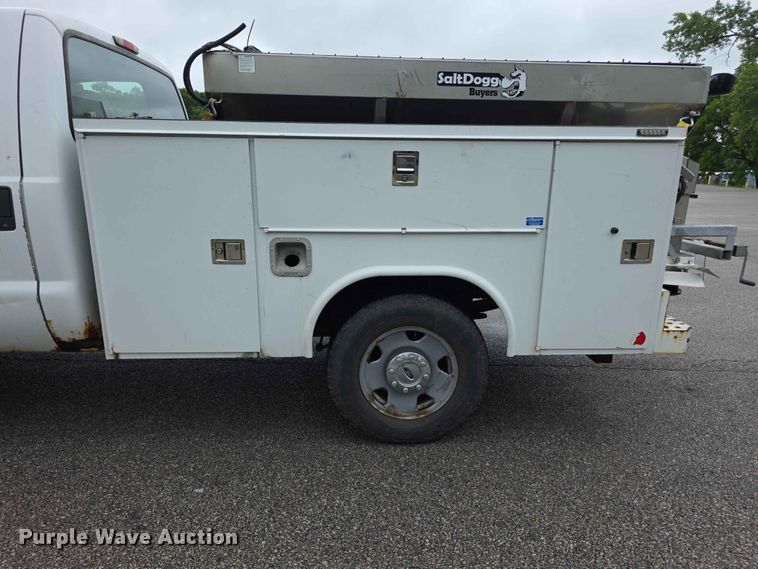 image for item FH6067 2006 Ford F250 Super Duty XL utility bed pickup truck