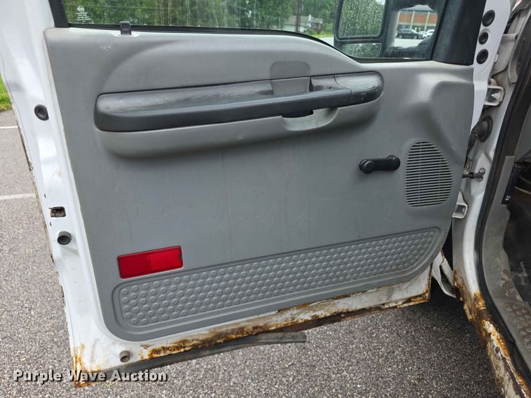 image for item FH6067 2006 Ford F250 Super Duty XL utility bed pickup truck