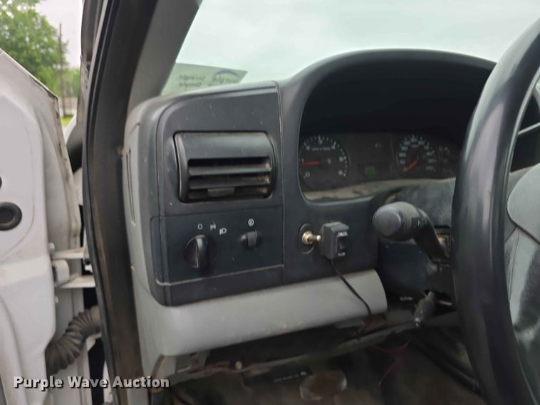 image for item FH6067 2006 Ford F250 Super Duty XL utility bed pickup truck