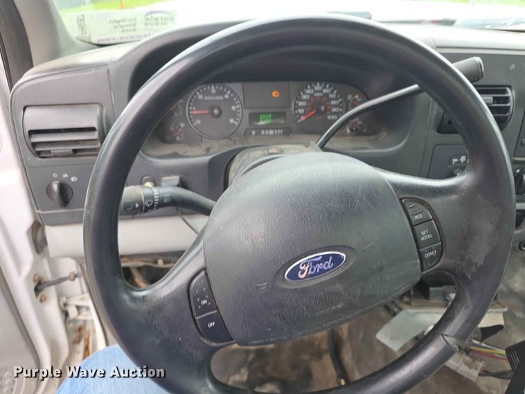 image for item FH6067 2006 Ford F250 Super Duty XL utility bed pickup truck
