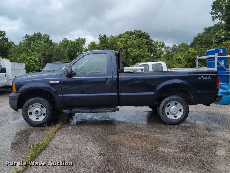 image for item FH6140 2007 Ford F250 Super Duty XL pickup truck