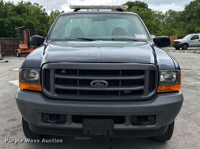 image for item FH6142 2001 Ford F350 Super Duty pickup truck