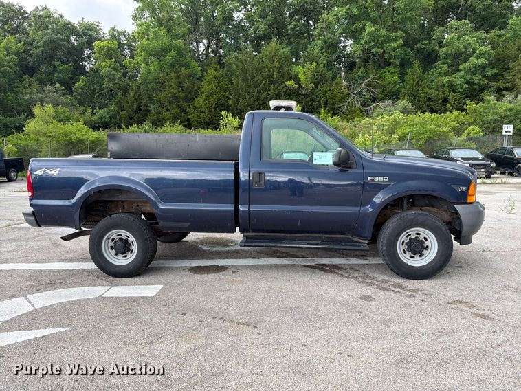 image for item FH6142 2001 Ford F350 Super Duty pickup truck