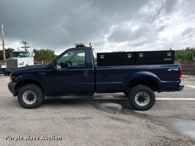 image for item FH6142 2001 Ford F350 Super Duty pickup truck