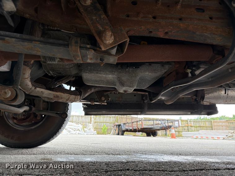 image for item FH6142 2001 Ford F350 Super Duty pickup truck