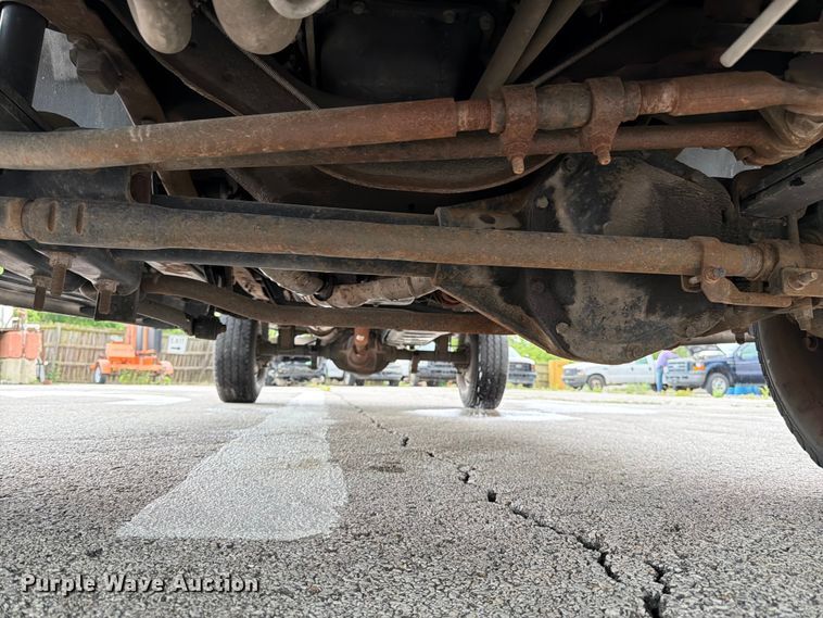 image for item FH6142 2001 Ford F350 Super Duty pickup truck