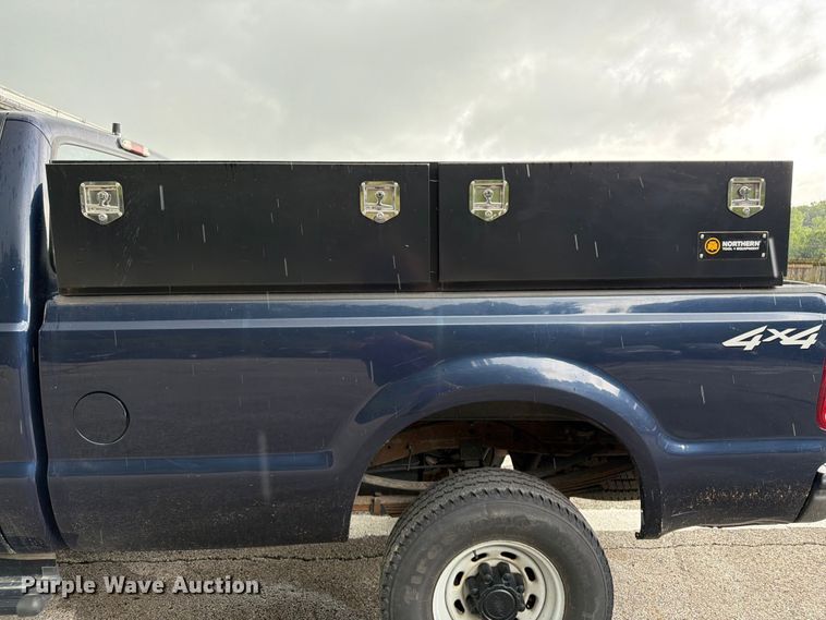 image for item FH6142 2001 Ford F350 Super Duty pickup truck