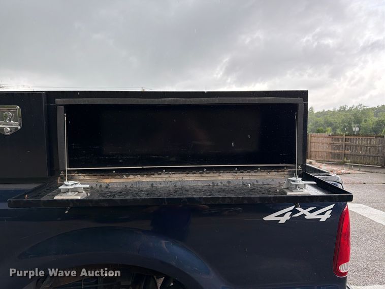 image for item FH6142 2001 Ford F350 Super Duty pickup truck
