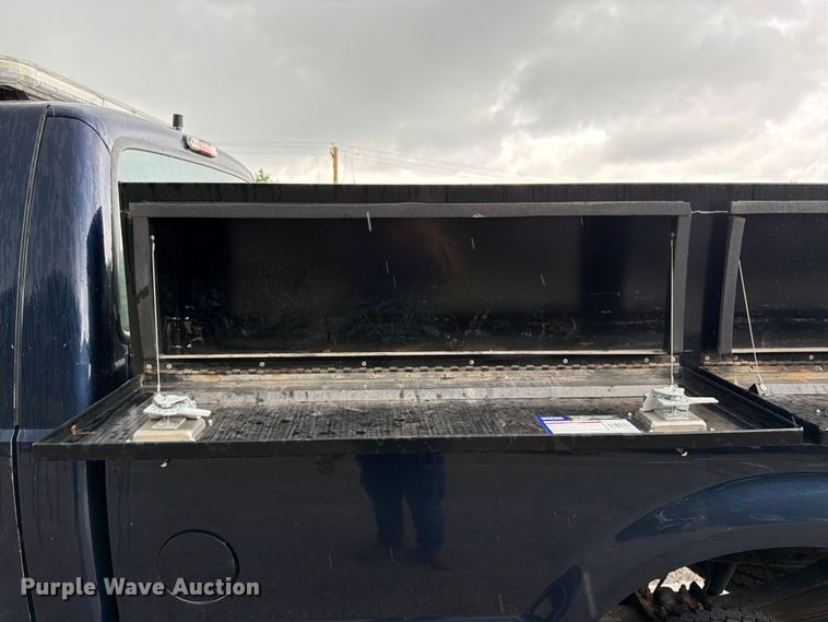 image for item FH6142 2001 Ford F350 Super Duty pickup truck