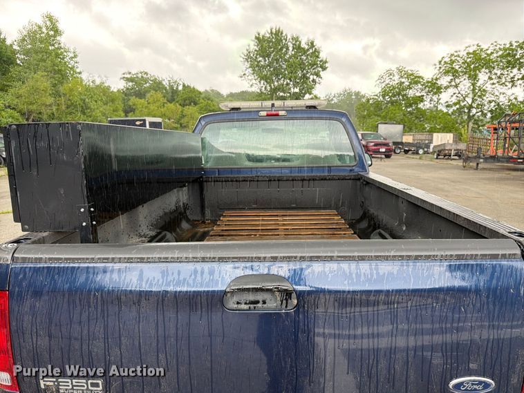 image for item FH6142 2001 Ford F350 Super Duty pickup truck