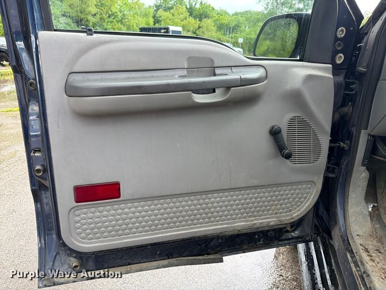image for item FH6142 2001 Ford F350 Super Duty pickup truck