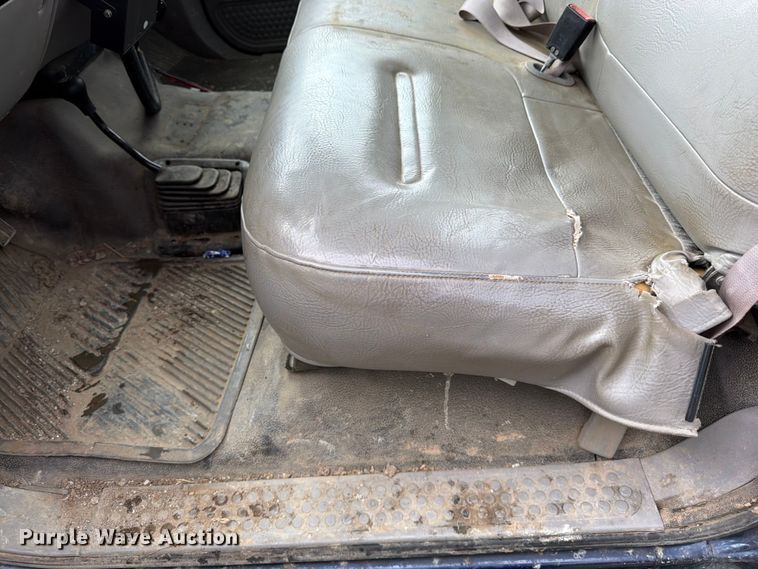 image for item FH6142 2001 Ford F350 Super Duty pickup truck