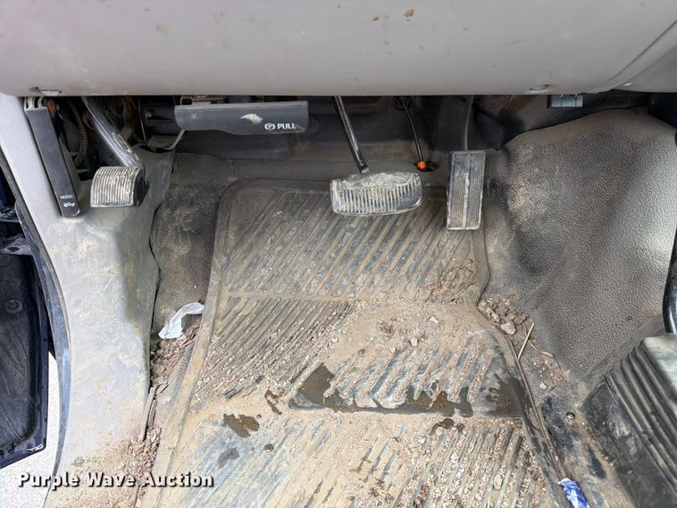 image for item FH6142 2001 Ford F350 Super Duty pickup truck