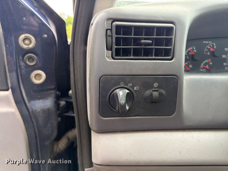 image for item FH6142 2001 Ford F350 Super Duty pickup truck